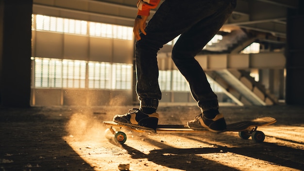 Closeup de pernas e tênis no skate