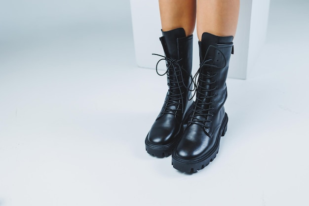 Closeup de pernas femininas em sapatos de couro preto Nova coleção de outono de sapatos de couro feminino 2022