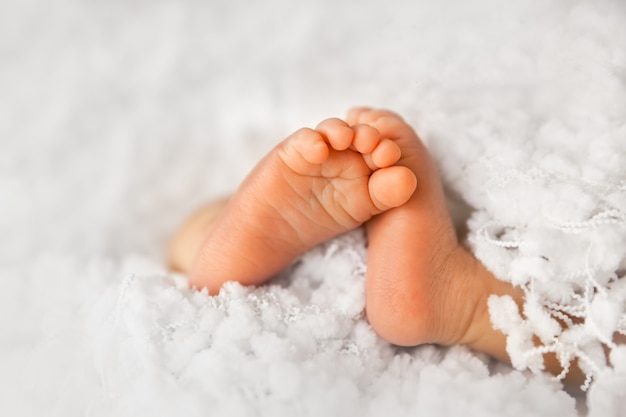 Closeup de pés recém-nascidos em um cobertor branco