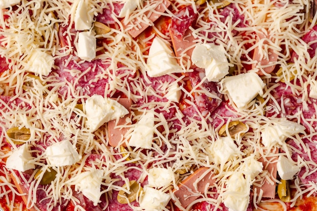 Closeup de pizza caseira crua Fundo de pizza com queijo mussarela e salame
