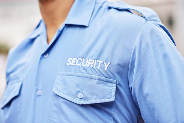 Closeup de policial de segurança e camisa azul para vigilância de crime e segurança legal Uniforme de pessoa e serviço de policial policial e guarda-costas em patrulha pela justiça