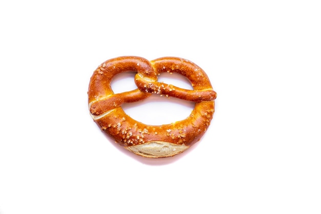 Closeup de pretzel recém-assado isolado em um fundo branco