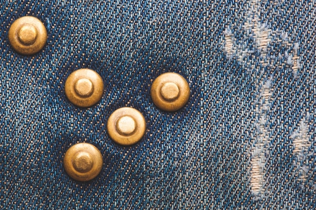 Closeup de rebites de botão de metal na textura de jeans