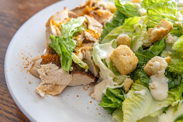 Closeup de refeição de salada saudável com frango pronto para comer