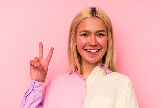 Closeup de rosto de jovem mulher caucasiana isolado em fundo rosa