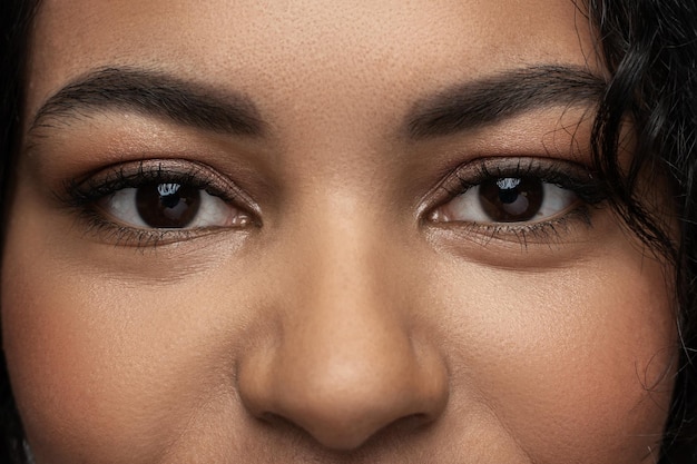 Foto closeup de rosto de mulher negra com lindos olhos castanhos