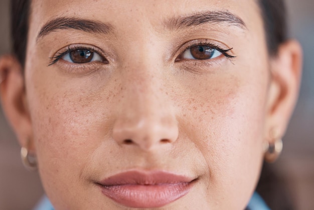 Closeup de rosto e olhos de mulher de negócios de um tiro na cabeça profissional com visão e maquete Trabalhador jovem da força de trabalho e pessoa do sexo feminino da França em um escritório com um sorriso e retrato com foco