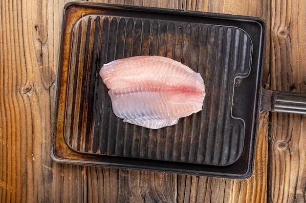 Closeup de sabores requintados de filé de peixe de tilápia cru infundido com especiarias deliciosas em 4K
