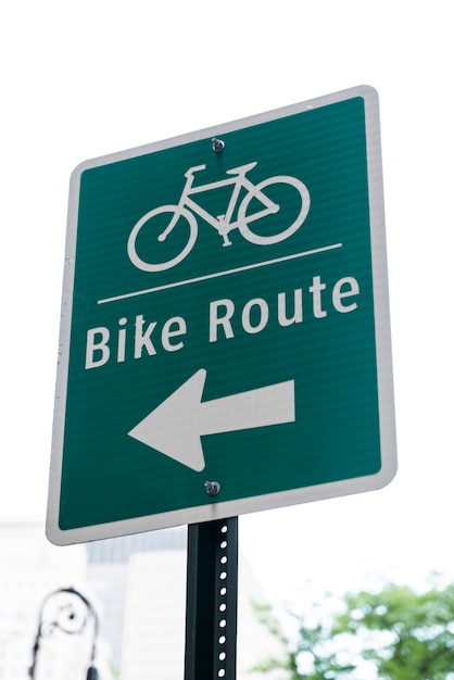 Foto closeup de sinal de rota de bicicleta