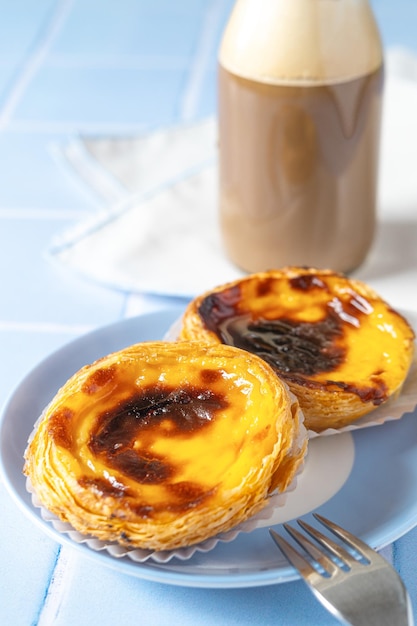 Closeup de sobremesa portuguesa Pastel de nata com café na telha azul