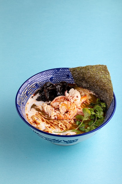 Closeup de sopa de macarrão asiático ebi ramen com cogumelos e camarão