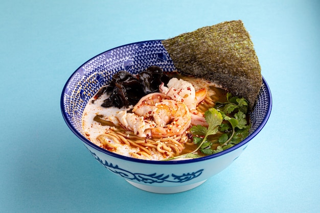 Closeup de sopa de macarrão asiático ebi ramen com cogumelos e camarão