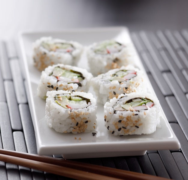 Closeup de sushi california roll