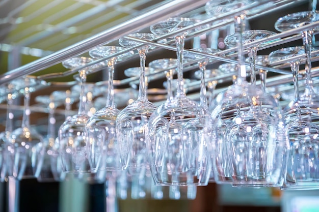 Foto closeup de taças de champanhe em filas na mesa celebração de champanhe aplaude copos de coquetéis