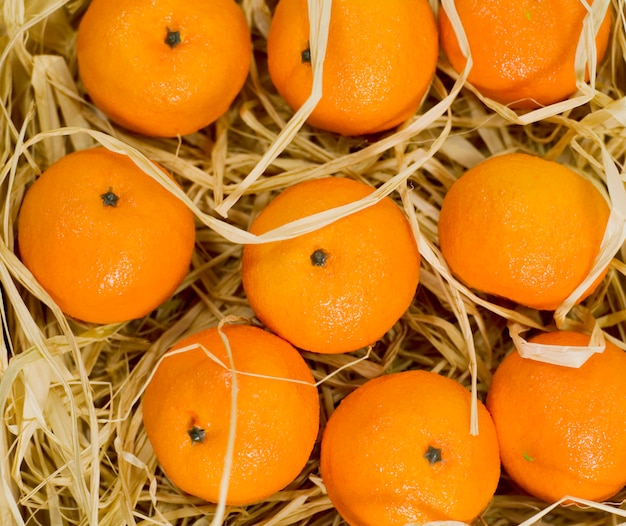 Closeup de tangerinas em palha