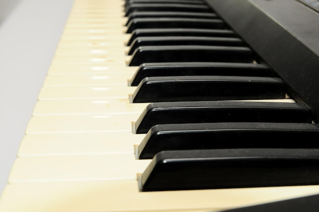 Closeup de teclado de piano digital preto e branco