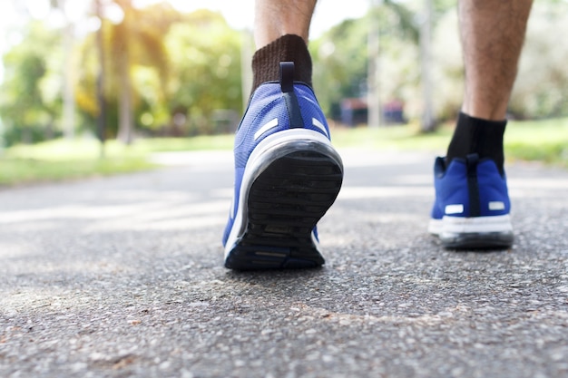 Closeup de tênis de corrida masculinos. Elabore o conceito, caminhada passo