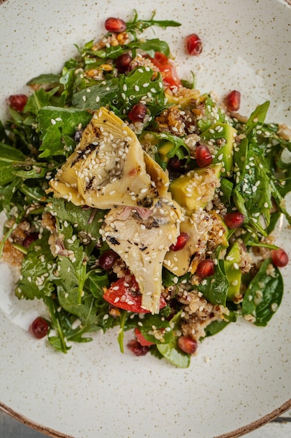 Closeup de tigela de salada de legumes frescos Variedade de legumes grelhados em tigela na chapa branca