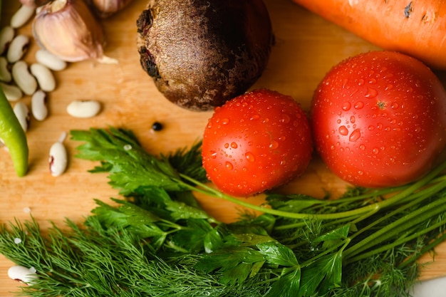 Closeup de tomate com vários vegetais para cozinhar borscht