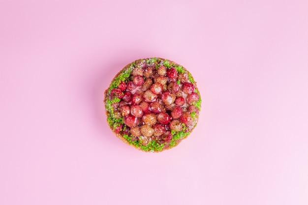Closeup de torta de sobremesa de morango silvestre rosa