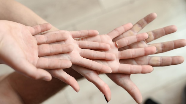 Closeup de um casal de mãos dadas uma família expressando simpatia e compreensão closeup das mãos de um homem caucasiano