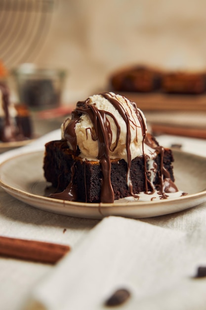 Closeup de um delicioso brownie de chocolate de abóbora recém-assado com sorvete em um prato