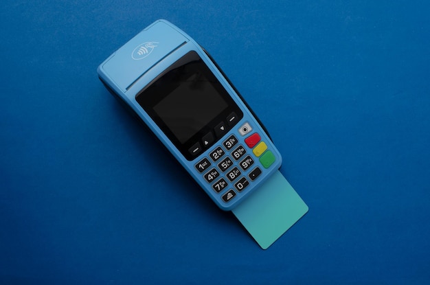 Closeup de um dispositivo de pagamento por cartão de crédito sem contato que facilita transações rápidas e seguras Sem contato que traz praticidade e agilidade em transações cara a cara