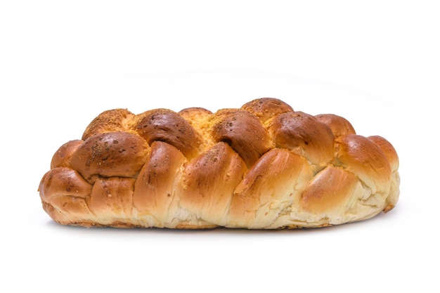 Closeup de um tradicional pão de fermento trançado doce chamado zopf challah petticoat ou brioche isolado em um fundo branco detalhes altos