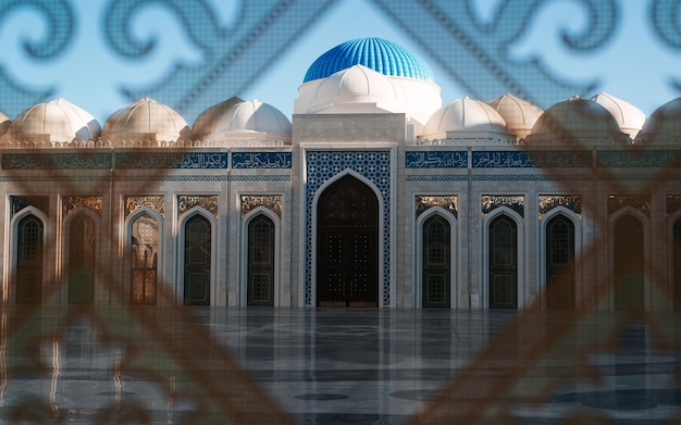 Closeup de uma bela mesquita arcos de cúpulas e vista da porta de entrada através de vitrais