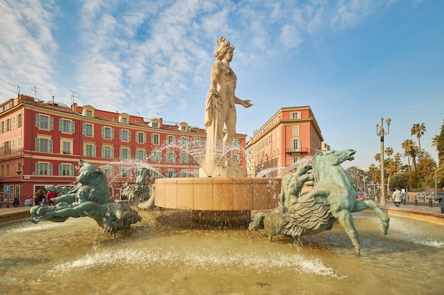 Foto closeup de uma estátua na praça principal de nice frança