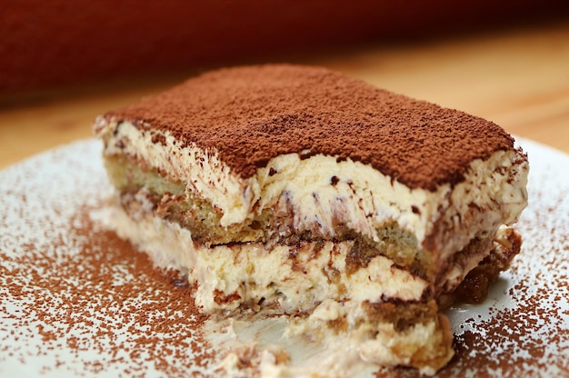 Closeup de uma fatia de tiramisu depois de colher com colher