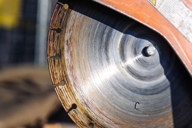 Closeup de uma serra com um disco para cortar concreto e lajes de pavimentação