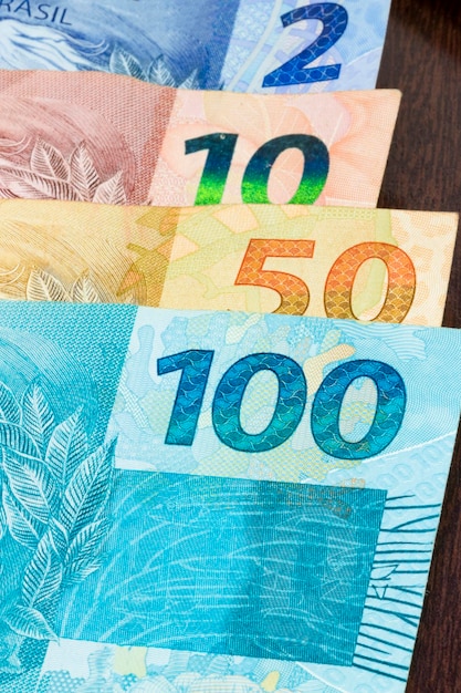 Closeup de valores variados de dinheiro brasileiro Economia da imagem do conceito do Brasil