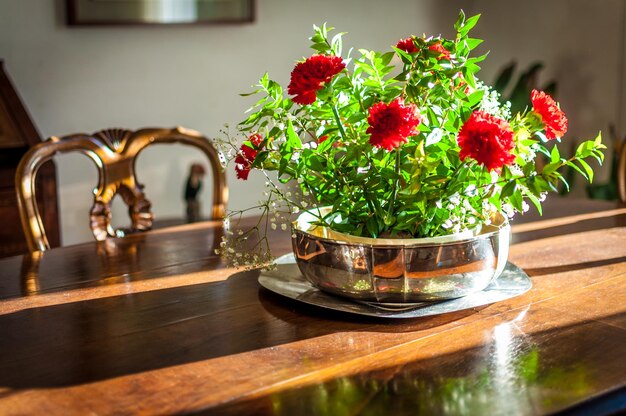 Closeup de vaso de flores de prata na sala de estar