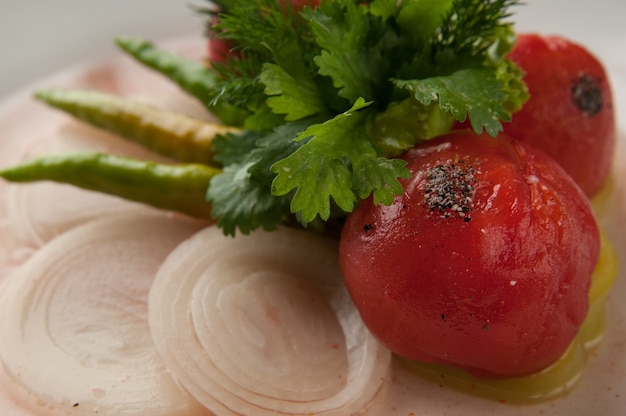 Foto closeup de vegetais, cebolas e tomates cozidos