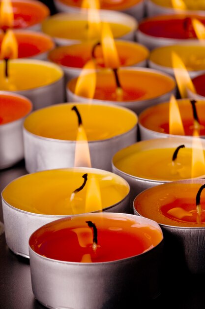Closeup de velas em chamas em um fundo escuro