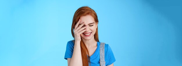 Foto closeup despreocupada alegre mulher ruiva bonita rindo corando fofo sorriso sincero curvar a cabeça