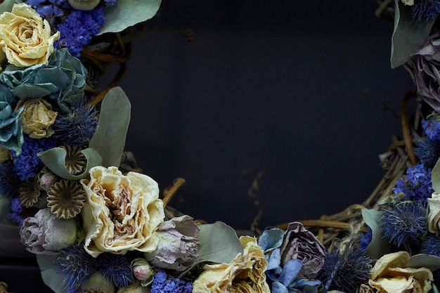 Closeup detalhe de uma grinalda vintage de flores secas em tons pastel, foco seletivo