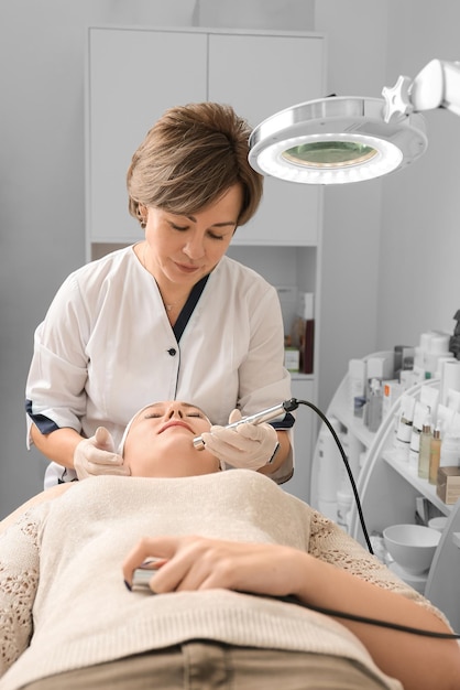 Foto closeup do procedimento de eletroporação garota em um procedimento cosmético