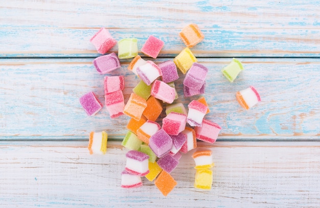 Foto closeup doces coloridos e geléia doce em madeira