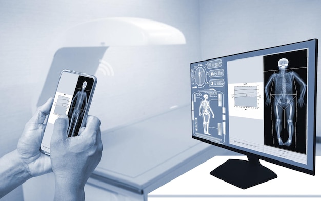 Closeup Doctor usa un teléfono inteligente para verificar una imagen de una exploración de densidad ósea DXA en un monitor en una mujer para prevenir la osteoporosis fondo de máquina de densitómetro óseo borroso Concepto de tecnología médica