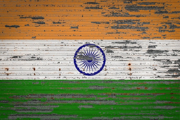 Closeup einer alten Metallmauer mit der Nationalflagge Indiens Konzept von Indiens Export-Import-Lagerung von Waren und nationale Lieferung von Waren Flagge im Grunge-Stil
