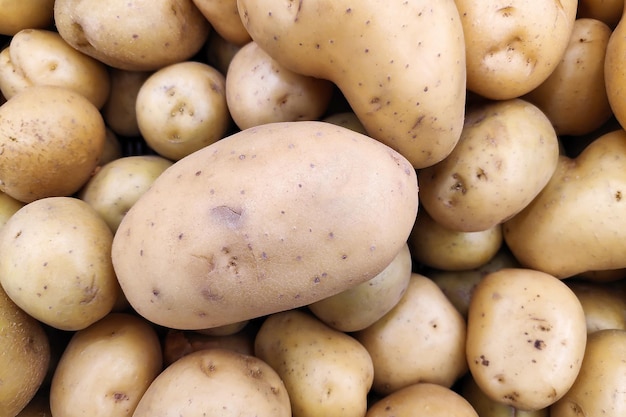 Closeup em uma pilha de batatas em uma banca de mercado