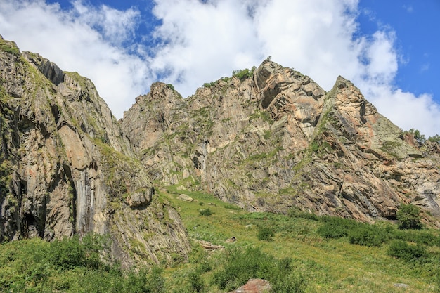 Closeup exibição de cenas de montanhas no Parque Nacional Dombai, Cáucaso, Rússia, Europa. Paisagem de verão, clima ensolarado, céu azul dramático e dia ensolarado