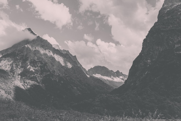 Closeup exibição de cenas de montanhas no Parque Nacional Dombai, Cáucaso, Rússia, Europa. Paisagem de verão, clima ensolarado, céu azul dramático e dia ensolarado