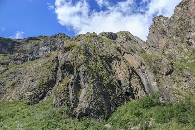 Foto closeup exibição de cenas de montanhas no parque nacional dombai, cáucaso, rússia, europa. paisagem de verão, clima ensolarado, céu azul dramático e dia ensolarado