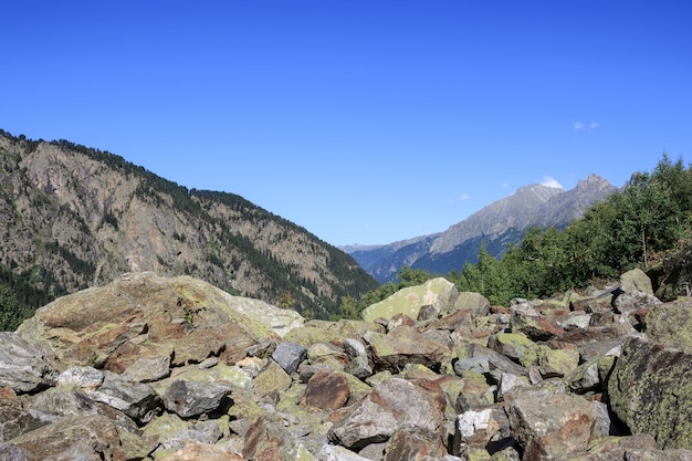 Closeup exibição de cenas de montanhas no Parque Nacional Dombai, Cáucaso, Rússia, Europa. Paisagem de verão, clima ensolarado, céu azul dramático e dia ensolarado