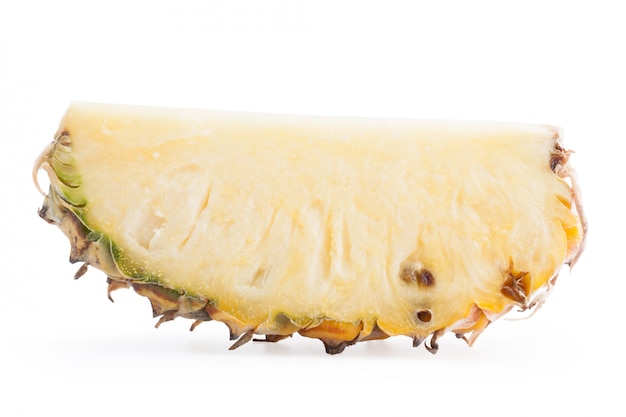 Closeup fatia cortada fruta abacaxi semicírculo isolada no branco com traçado de recorte