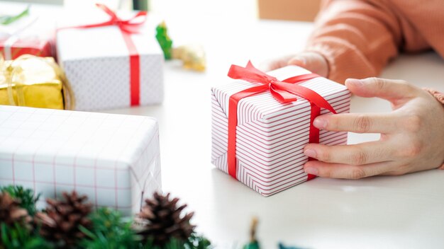 Closeup fêmea mãos segurando uma caixa de presente.