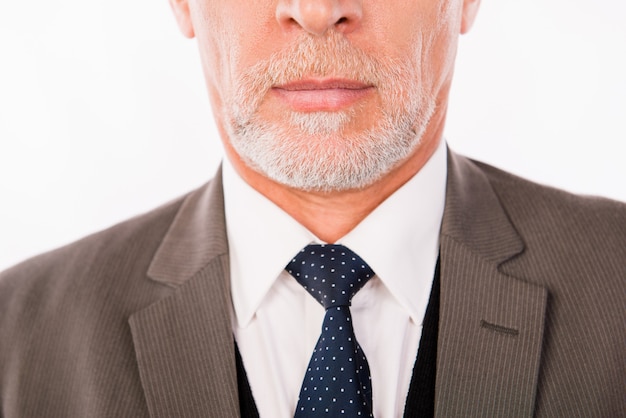 Closeup foto do velho empresário em um elegante terno com barba